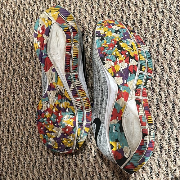 Men’s Nike Sneakers - Picture 3 of 4